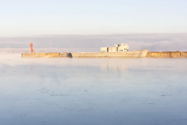 Vieille épave de navire en mer brumeuse — Zdjęcie stockowe