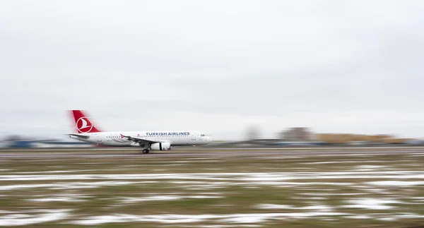 Avião da Turkish Airlines na pista — Fotografia de Stock