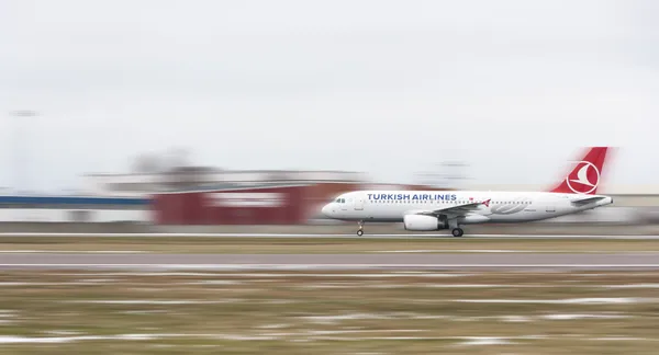 Turkse luchtvaartmaatschappijen vliegtuig op baan — Stockfoto