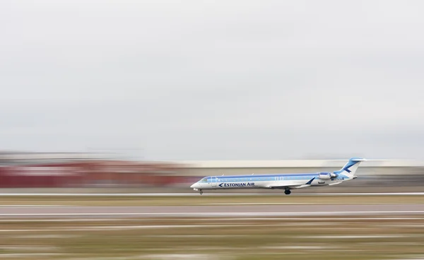 Estnisches Flugzeug auf Landebahn Stockfoto
