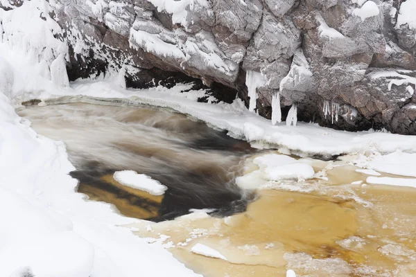 Частично замерзшая река зимой — стоковое фото