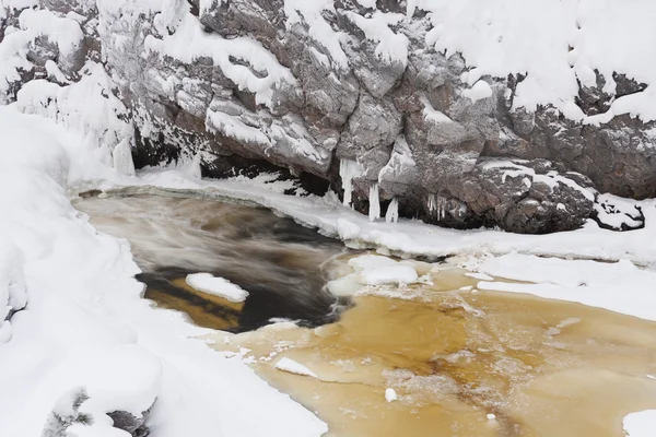Rio parcialmente congelado no inverno — Fotografia de Stock