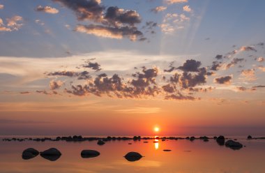 güzel yaz gün batımında denize