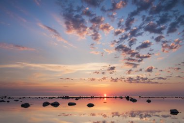 güzel yaz gün batımında denize