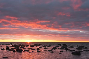 Denizde renkli günbatımı
