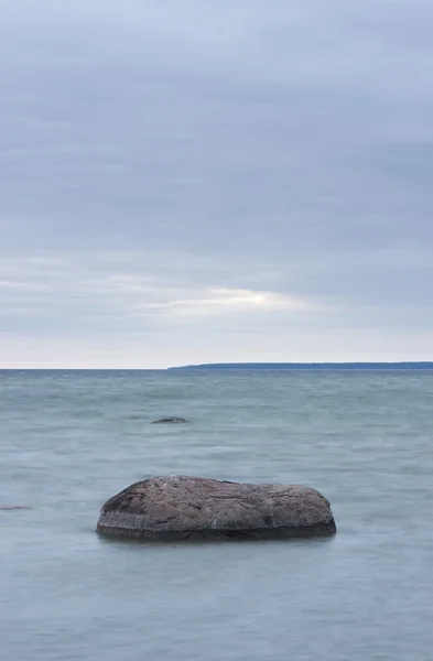 Velký velký kámen v oceánu — Stock fotografie