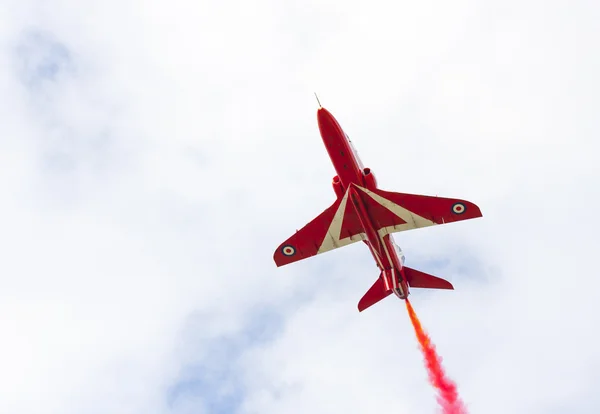 在塔林，爱沙尼亚的红色箭头特技飞行表演 — 图库照片