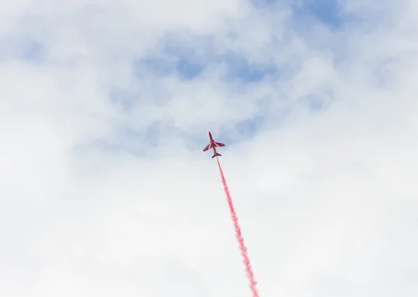 Κόκκινο βέλος εμφάνιση ακροβατικό πτήσης στο Ταλίν, Εσθονία — Φωτογραφία Αρχείου