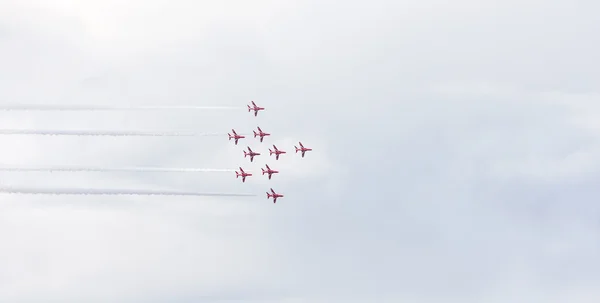 Röd pil aerobatic flygning utställning i tallinn, Estland — Stockfoto