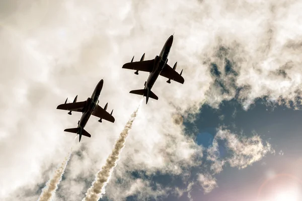 Dos aviones de combate voladores armados en el cielo — Foto de Stock