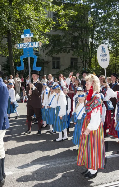 Desfile del festival nacional de canciones de Estonia en Tallin, Estonia — Foto de Stock