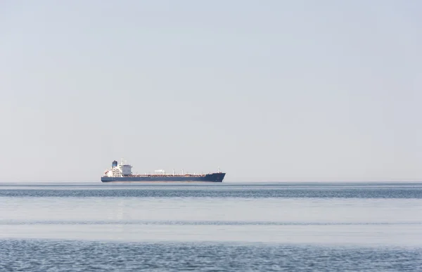 Tanker veya yük gemisi denizde — Stok fotoğraf