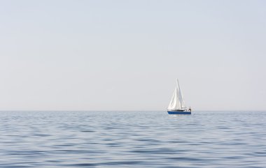 Deniz ya da okyanus mavi yelkende