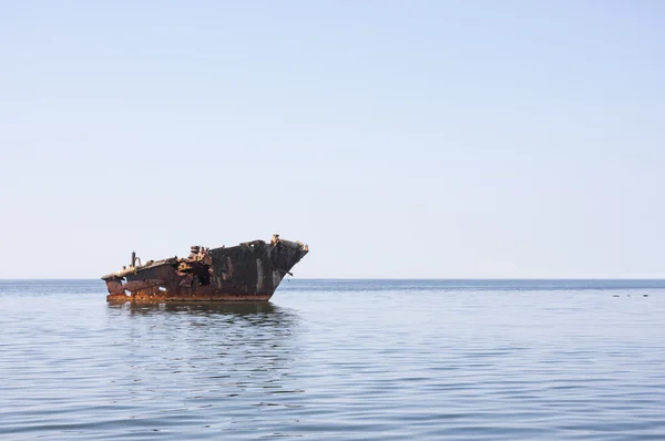 Starý vrak lodi v moři — Stock fotografie