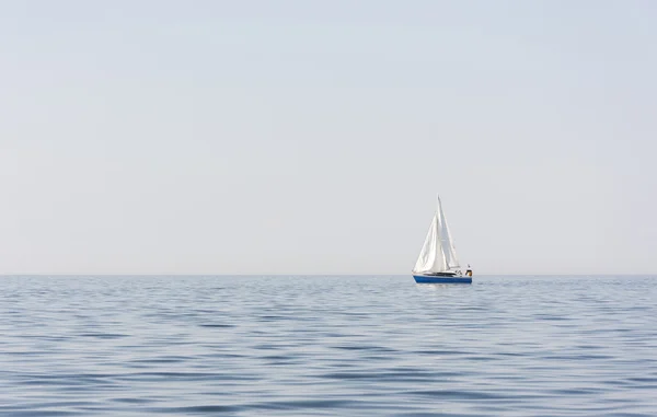 Blauwe zeilboot op zee of Oceaan — Stockfoto