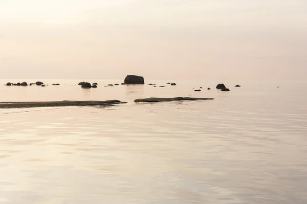 Rotsachtige kust bij zonsondergang — Stockfoto
