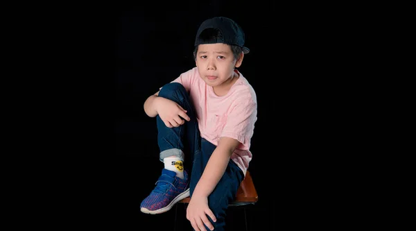 Drăguț Fata Copil Îmbrăcat Într Cămașă Roz Sta Într Studio — Fotografie, imagine de stoc
