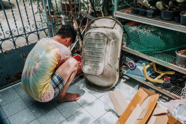 Evsiz adam sokakta uyur , Bangkok tayland.