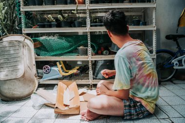 Evsiz adam sokakta uyur , Bangkok tayland.