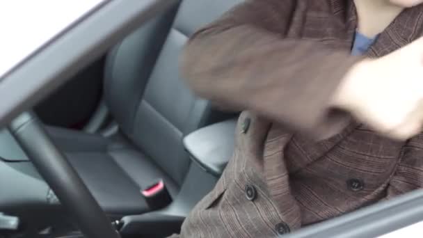 Een meisje met veiligheidsgordel in de auto van dichtbij. — Stockvideo