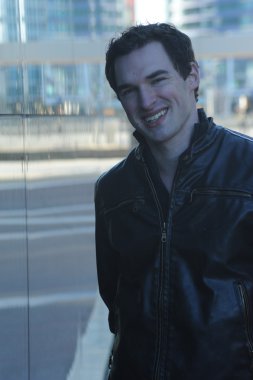 deri ceketi olan adam