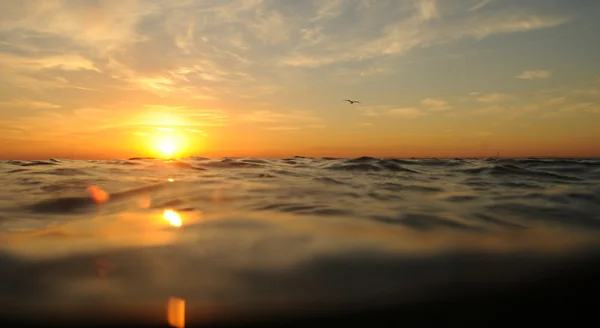 Bewölkter Sonnenuntergang über dem Meer lizenzfreie Stockfotos
