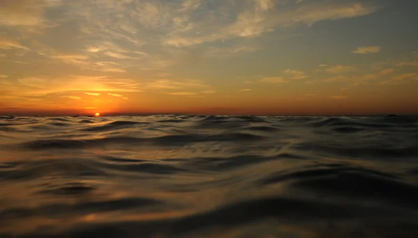 Pôr do sol nublado sobre o mar Fotografia De Stock