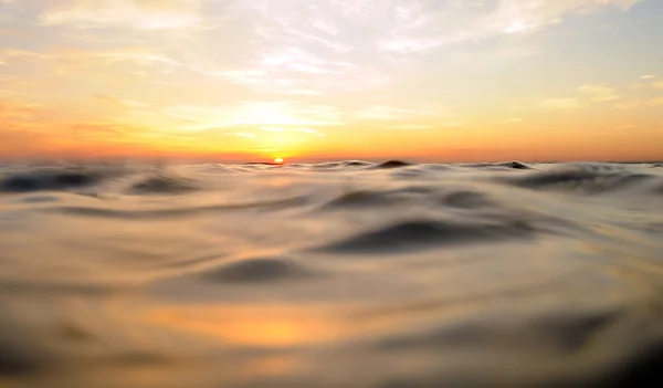 Хмарний захід сонця над морем Ліцензійні Стокові Фото