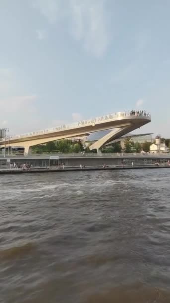 Moskova Rusya Ağustos 2021 Zaryadye Parkı Nda Desteksiz Yüzen Köprü — Stok video