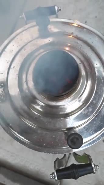 러시아 사모바르에 드라이 전나무 원추체를 불붙이는 과정을 마무리하고 버너에서 연기가 — 비디오
