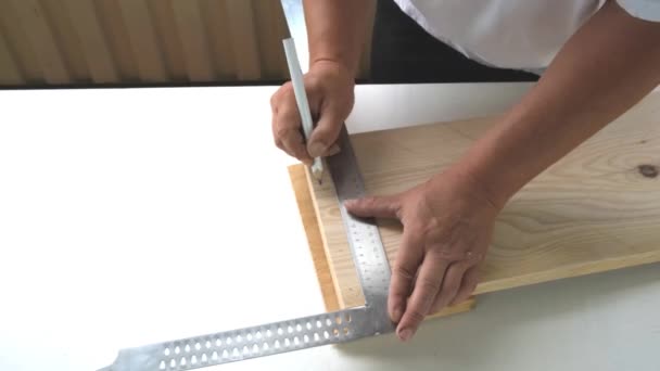 Nahaufnahme Leicht Verschwommene Männlich Braun Gebrannte Tischlerhände Die Mit Bleistift — Stockvideo