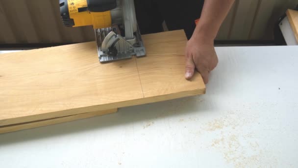 Zbliżenie Męskie Garbowane Stolarz Ręce Cięcia Części Drewnianej Płyty Układanki — Wideo stockowe