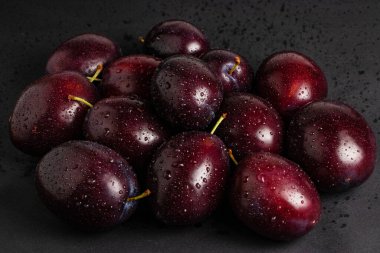 Koyu arkaplanda taze organik erikler.