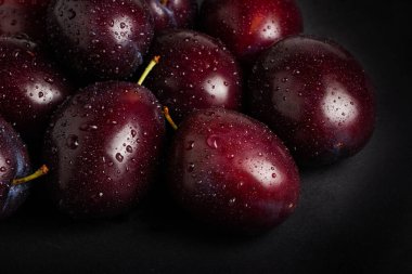 Yakın mesafeden taze erikler. Eriklerin arkaplanı.