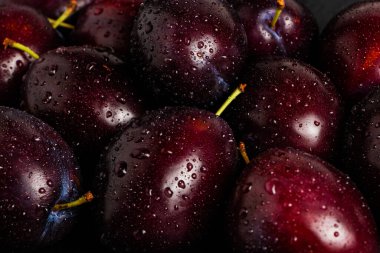 Yakın mesafeden taze erikler. Eriklerin arkaplanı.