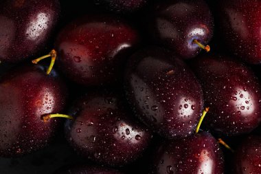 Yakın mesafeden taze erikler. Eriklerin arkaplanı.