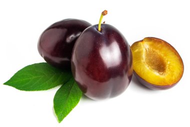 İzole Erik. Bütün bir buçuk beyaz arka plan üzerinde izole mavi erik meyve