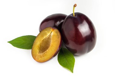 İzole Erik. Bütün bir buçuk beyaz arka plan üzerinde izole mavi erik meyve
