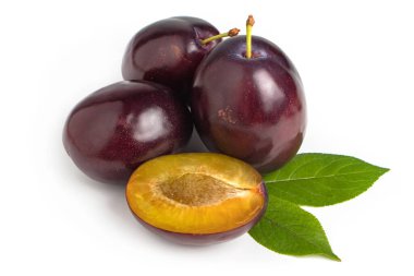 İzole Erik. Bütün bir buçuk beyaz arka plan üzerinde izole mavi erik meyve