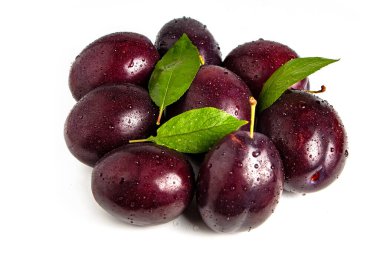 Erik yapraklı erikler ve beyaz arkaplanda su damlaları