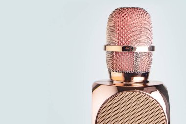 Beyaz arka planda izole edilmiş bir mikrofon. Pembe kablosuz mikrofon