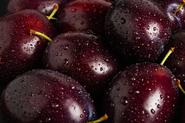 Yakın mesafeden taze erikler. Eriklerin arkaplanı.