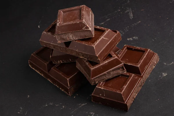 暗い背景にダークチョコレートの作品 — ストック写真