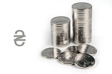 Beyaz arka planda 10 hryvnia sikkesi yığını. Ukrayna paraları.
