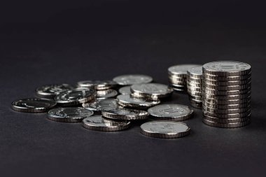 Ukrayna 10 hryvnias sikkesi. Para ve mali durum. Karanlık bir arka planda 10 tane Hryvnia madeni para yığını. Ukrayna paraları.