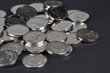 Koyu arkaplanda gümüş paralar. Ukrayna 10 hryvnias sikkesi. Para ve mali durum. Ukrayna paraları