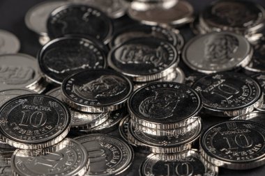 Ukrayna hrivnias sikkeleri. Ukrayna sikkelerinin arka planı 10 Hryvnia. Para ve finans