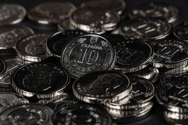Ukrayna hrivnias sikkeleri. Ukrayna sikkelerinin arka planı 10 Hryvnia. Para ve finans