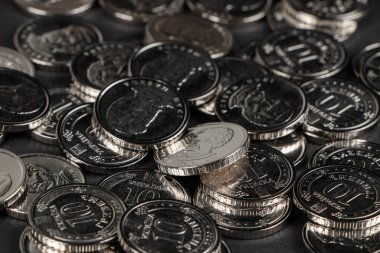 Ukrayna hrivnias sikkeleri. Ukrayna sikkelerinin arka planı 10 Hryvnia. Para ve finans