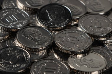 Ukrayna hrivnias sikkeleri. Ukrayna sikkelerinin arka planı 10 Hryvnia. Para ve finans